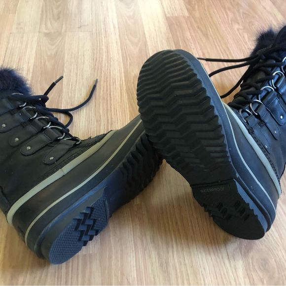 Sorel Black Lace Up Boots with Blue Fur Trim - Picture 12 of 13